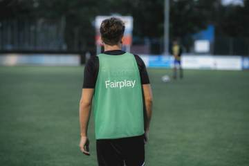 世界杯残忍一幕：49岁主帅被淘汰后参加发布会，被告知父亲刚去世｜BEPLAY体育官网（配图示意）
